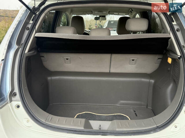 Белый Ниссан Лиф, объемом двигателя 0 л и пробегом 112 тыс. км за 5100 $, фото 16 на Automoto.ua