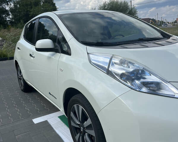 Белый Ниссан Лиф, объемом двигателя 0 л и пробегом 102 тыс. км за 5400 $, фото 2 на Automoto.ua