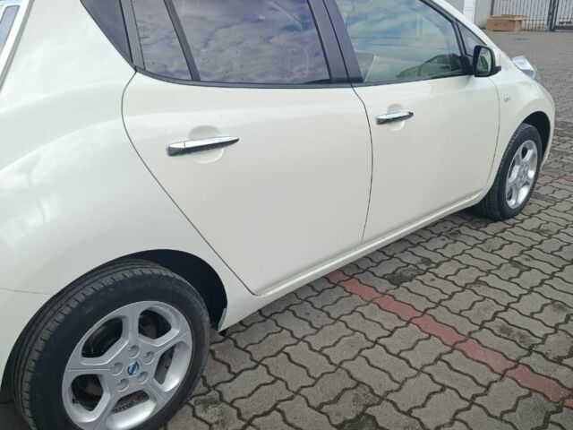 Белый Ниссан Лиф, объемом двигателя 0 л и пробегом 142 тыс. км за 4600 $, фото 3 на Automoto.ua