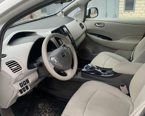 Белый Ниссан Лиф, объемом двигателя 0 л и пробегом 82 тыс. км за 4000 $, фото 5 на Automoto.ua