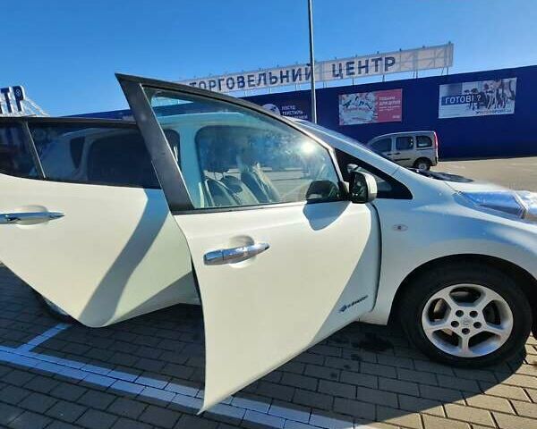 Белый Ниссан Лиф, объемом двигателя 0 л и пробегом 119 тыс. км за 5300 $, фото 12 на Automoto.ua