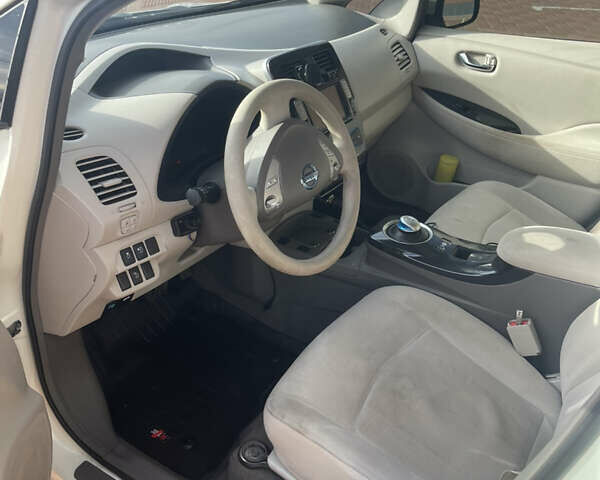 Белый Ниссан Лиф, объемом двигателя 0 л и пробегом 181 тыс. км за 4000 $, фото 10 на Automoto.ua