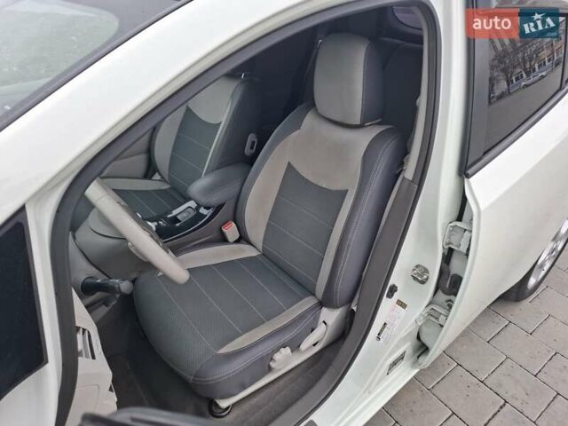 Белый Ниссан Лиф, объемом двигателя 0 л и пробегом 98 тыс. км за 5999 $, фото 12 на Automoto.ua