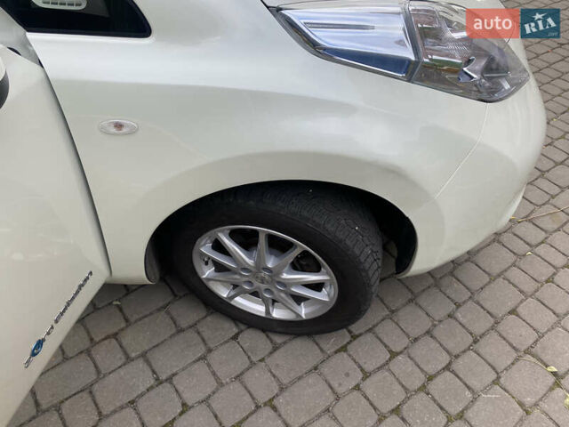 Білий Ніссан Ліф, об'ємом двигуна 0 л та пробігом 81 тис. км за 4600 $, фото 24 на Automoto.ua
