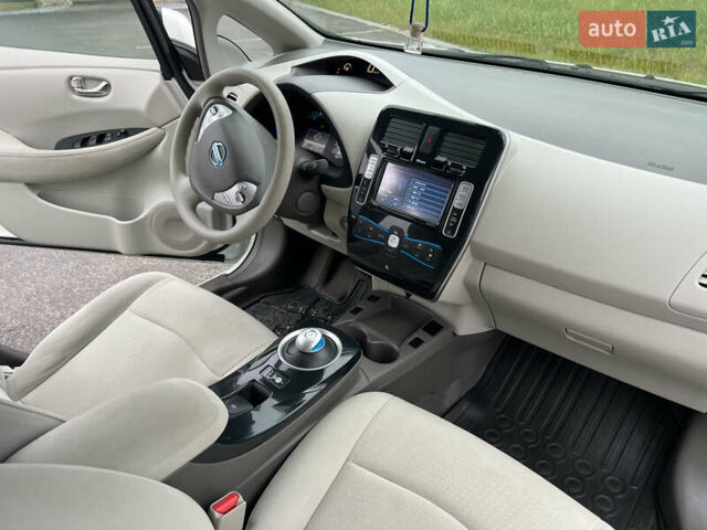 Белый Ниссан Лиф, объемом двигателя 0 л и пробегом 160 тыс. км за 4900 $, фото 13 на Automoto.ua