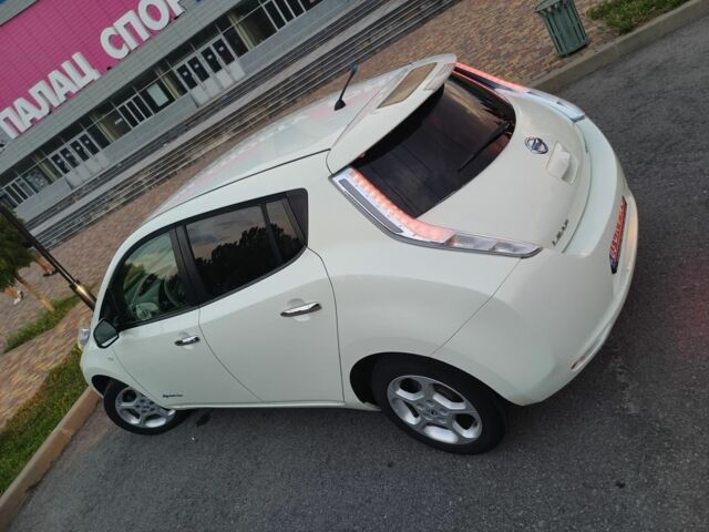 Белый Ниссан Лиф, объемом двигателя 0 л и пробегом 142 тыс. км за 5100 $, фото 13 на Automoto.ua