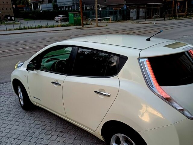 Белый Ниссан Лиф, объемом двигателя 0 л и пробегом 140 тыс. км за 5099 $, фото 4 на Automoto.ua