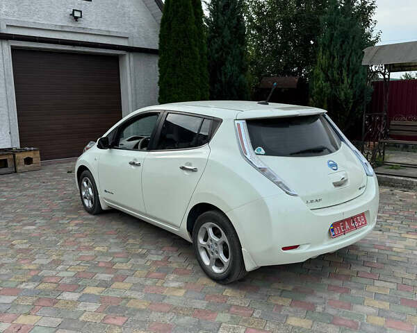 Білий Ніссан Ліф, об'ємом двигуна 0 л та пробігом 100 тис. км за 4700 $, фото 2 на Automoto.ua