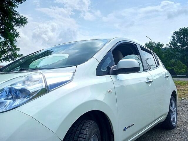 Белый Ниссан Лиф, объемом двигателя 0 л и пробегом 144 тыс. км за 5500 $, фото 5 на Automoto.ua