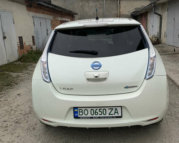 Белый Ниссан Лиф, объемом двигателя 0 л и пробегом 82 тыс. км за 4000 $, фото 7 на Automoto.ua