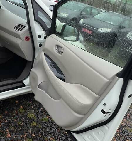 Белый Ниссан Лиф, объемом двигателя 0 л и пробегом 125 тыс. км за 5200 $, фото 17 на Automoto.ua