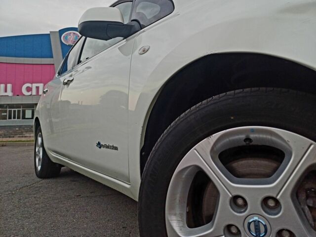 Белый Ниссан Лиф, объемом двигателя 0 л и пробегом 142 тыс. км за 5100 $, фото 6 на Automoto.ua