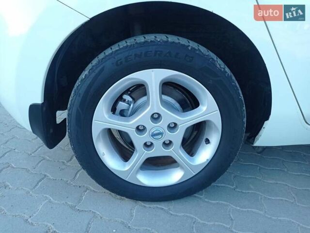 Белый Ниссан Лиф, объемом двигателя 0 л и пробегом 120 тыс. км за 5500 $, фото 7 на Automoto.ua