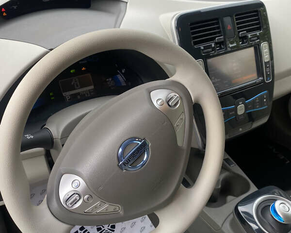 Білий Ніссан Ліф, об'ємом двигуна 0 л та пробігом 81 тис. км за 4600 $, фото 56 на Automoto.ua