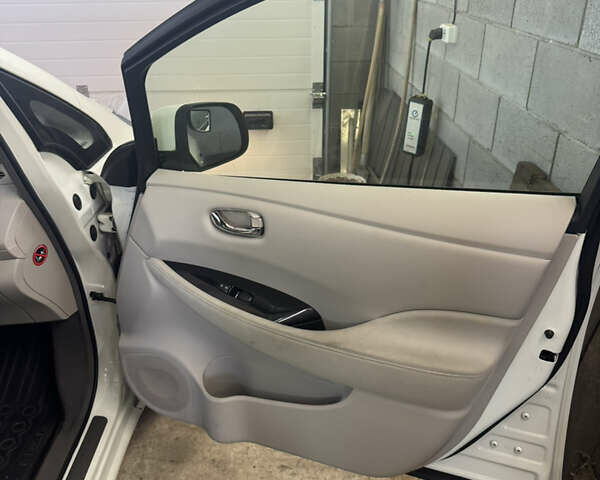 Белый Ниссан Лиф, объемом двигателя 0 л и пробегом 202 тыс. км за 4000 $, фото 22 на Automoto.ua