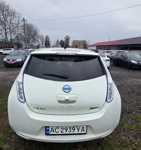 Белый Ниссан Лиф, объемом двигателя 0 л и пробегом 125 тыс. км за 5200 $, фото 6 на Automoto.ua