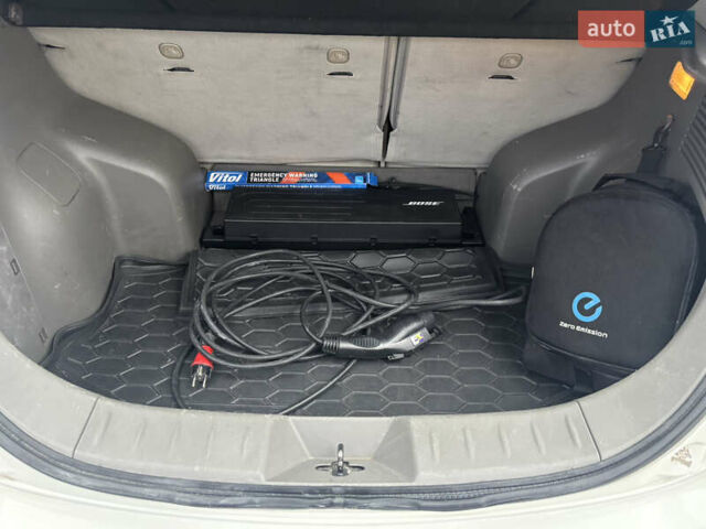 Белый Ниссан Лиф, объемом двигателя 0 л и пробегом 120 тыс. км за 7500 $, фото 18 на Automoto.ua