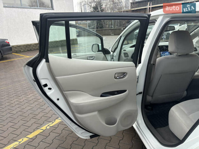 Белый Ниссан Лиф, объемом двигателя 0 л и пробегом 120 тыс. км за 7500 $, фото 26 на Automoto.ua