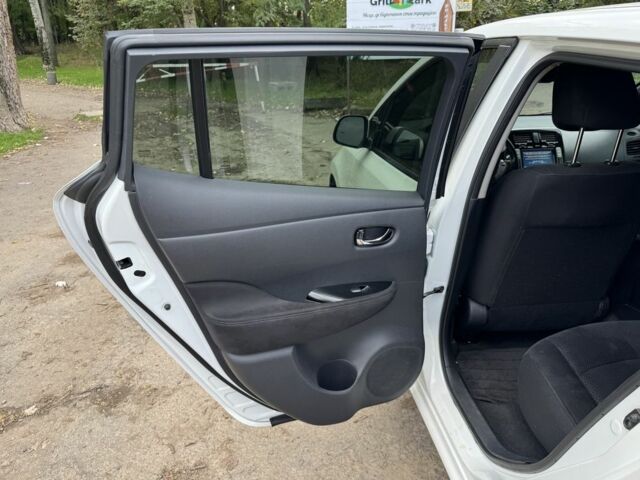 Белый Ниссан Лиф, объемом двигателя 0 л и пробегом 143 тыс. км за 5700 $, фото 13 на Automoto.ua