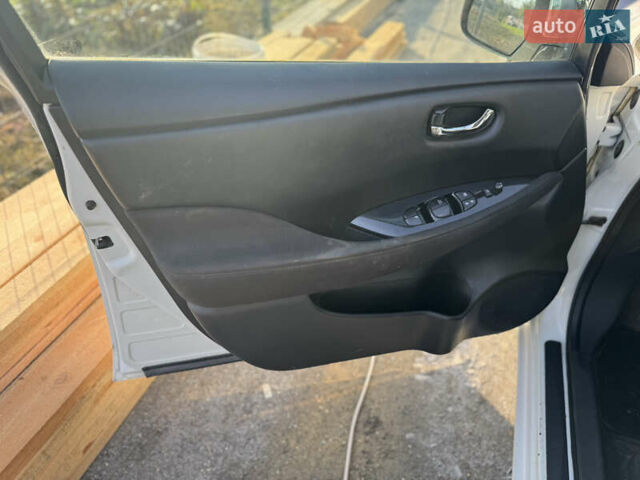 Белый Ниссан Лиф, объемом двигателя 0 л и пробегом 49 тыс. км за 7500 $, фото 7 на Automoto.ua