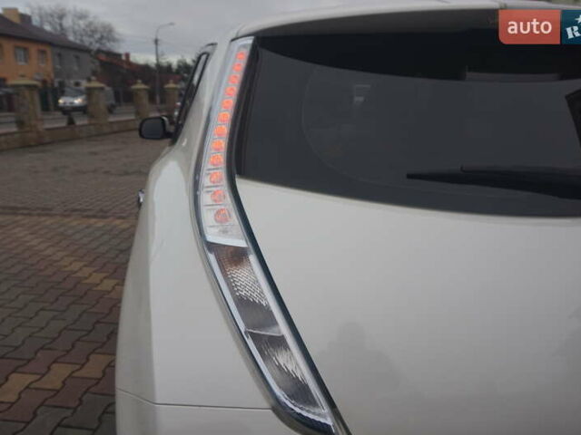 Білий Ніссан Ліф, об'ємом двигуна 0 л та пробігом 138 тис. км за 5888 $, фото 25 на Automoto.ua