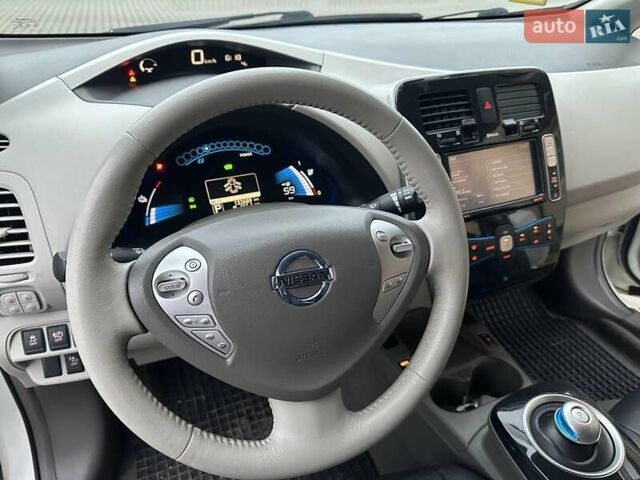 Белый Ниссан Лиф, объемом двигателя 0 л и пробегом 132 тыс. км за 5300 $, фото 17 на Automoto.ua