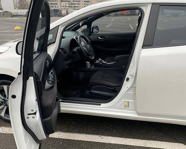 Белый Ниссан Лиф, объемом двигателя 0 л и пробегом 90 тыс. км за 6700 $, фото 7 на Automoto.ua