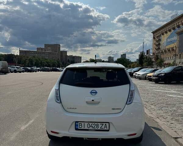 Белый Ниссан Лиф, объемом двигателя 0 л и пробегом 119 тыс. км за 5900 $, фото 4 на Automoto.ua