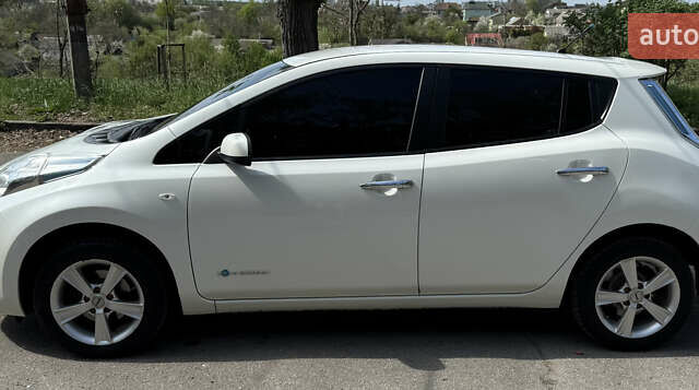 Білий Ніссан Ліф, об'ємом двигуна 0 л та пробігом 187 тис. км за 6300 $, фото 10 на Automoto.ua