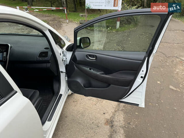 Белый Ниссан Лиф, объемом двигателя 0 л и пробегом 143 тыс. км за 5700 $, фото 14 на Automoto.ua
