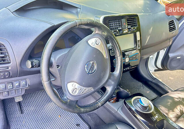 Білий Ніссан Ліф, об'ємом двигуна 0 л та пробігом 150 тис. км за 6800 $, фото 4 на Automoto.ua