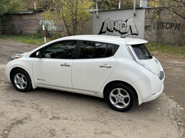 Белый Ниссан Лиф, объемом двигателя 0 л и пробегом 143 тыс. км за 5700 $, фото 4 на Automoto.ua
