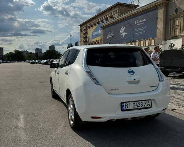 Белый Ниссан Лиф, объемом двигателя 0 л и пробегом 119 тыс. км за 5900 $, фото 5 на Automoto.ua