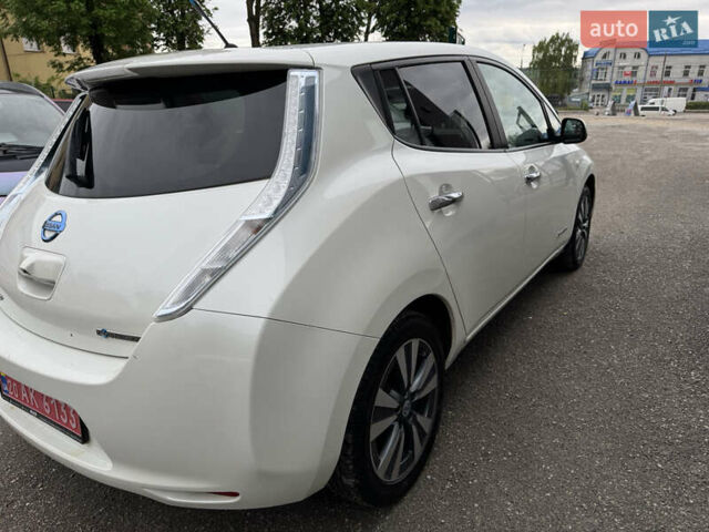 Белый Ниссан Лиф, объемом двигателя 0 л и пробегом 283 тыс. км за 5200 $, фото 4 на Automoto.ua