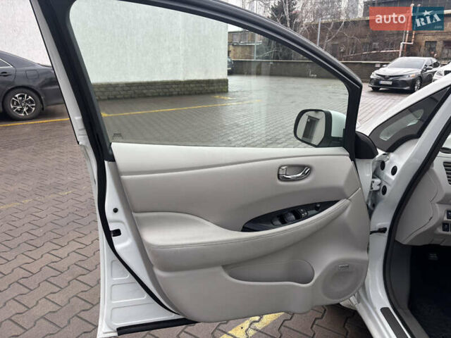 Белый Ниссан Лиф, объемом двигателя 0 л и пробегом 120 тыс. км за 7500 $, фото 24 на Automoto.ua