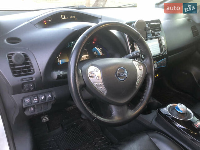 Белый Ниссан Лиф, объемом двигателя 0 л и пробегом 170 тыс. км за 8500 $, фото 15 на Automoto.ua