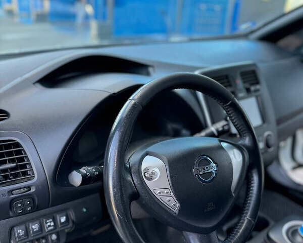 Белый Ниссан Лиф, объемом двигателя 0 л и пробегом 240 тыс. км за 5500 $, фото 7 на Automoto.ua