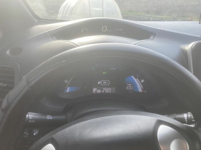 Белый Ниссан Лиф, объемом двигателя 0 л и пробегом 204 тыс. км за 5500 $, фото 7 на Automoto.ua