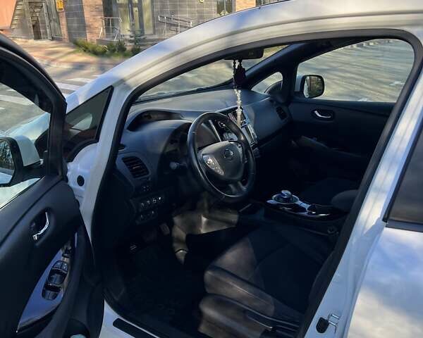 Белый Ниссан Лиф, объемом двигателя 0 л и пробегом 98 тыс. км за 6200 $, фото 11 на Automoto.ua