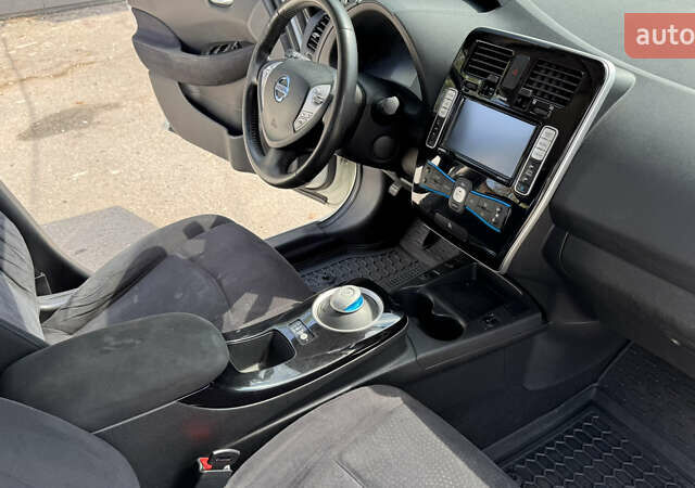 Білий Ніссан Ліф, об'ємом двигуна 0 л та пробігом 187 тис. км за 6300 $, фото 27 на Automoto.ua