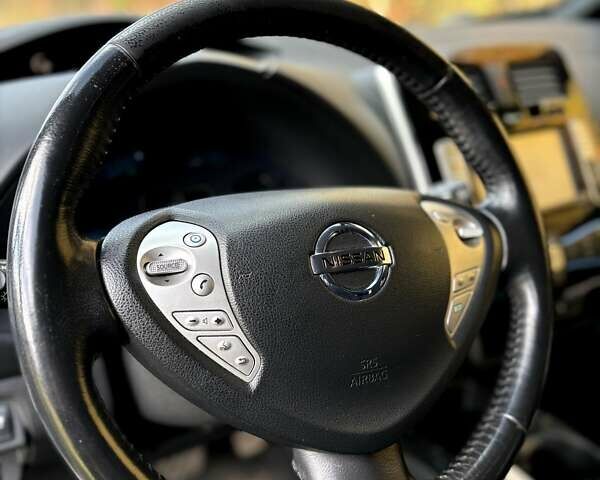 Белый Ниссан Лиф, объемом двигателя 0 л и пробегом 155 тыс. км за 5555 $, фото 21 на Automoto.ua