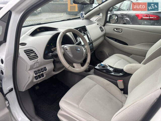 Белый Ниссан Лиф, объемом двигателя 0 л и пробегом 120 тыс. км за 7500 $, фото 23 на Automoto.ua