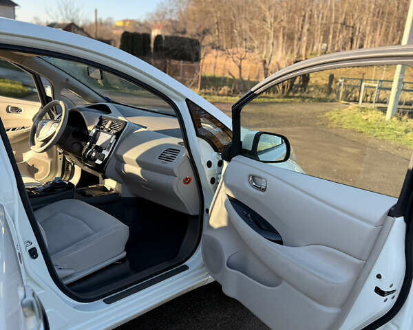 Белый Ниссан Лиф, объемом двигателя 0 л и пробегом 123 тыс. км за 5600 $, фото 20 на Automoto.ua