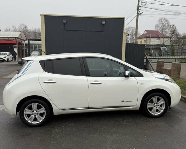 Белый Ниссан Лиф, объемом двигателя 0 л и пробегом 115 тыс. км за 6400 $, фото 5 на Automoto.ua