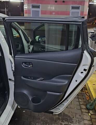 Білий Ніссан Ліф, об'ємом двигуна 0 л та пробігом 217 тис. км за 10500 $, фото 32 на Automoto.ua