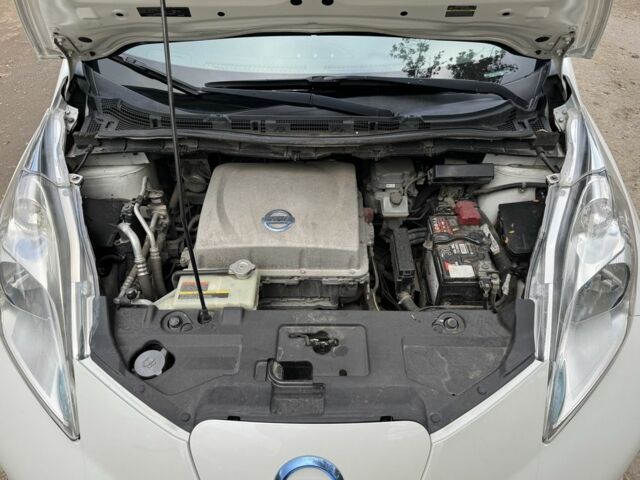 Белый Ниссан Лиф, объемом двигателя 0 л и пробегом 143 тыс. км за 5700 $, фото 9 на Automoto.ua