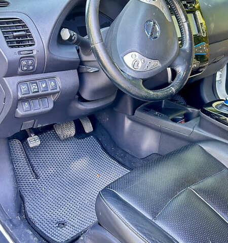 Білий Ніссан Ліф, об'ємом двигуна 0 л та пробігом 150 тис. км за 6800 $, фото 5 на Automoto.ua