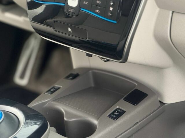 Білий Ніссан Ліф, об'ємом двигуна 0 л та пробігом 114 тис. км за 4900 $, фото 11 на Automoto.ua