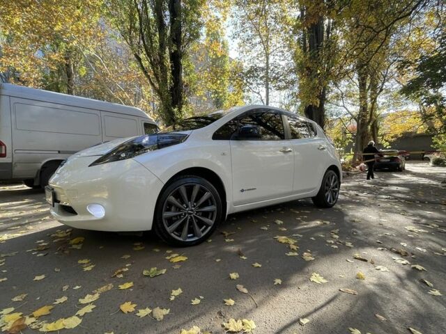 Белый Ниссан Лиф, объемом двигателя 0 л и пробегом 138 тыс. км за 10000 $, фото 4 на Automoto.ua