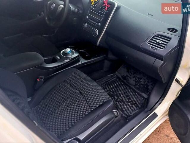 Белый Ниссан Лиф, объемом двигателя 0 л и пробегом 213 тыс. км за 5500 $, фото 8 на Automoto.ua